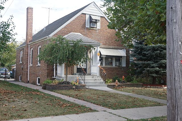 2nd image of 15945 Emerald Ave