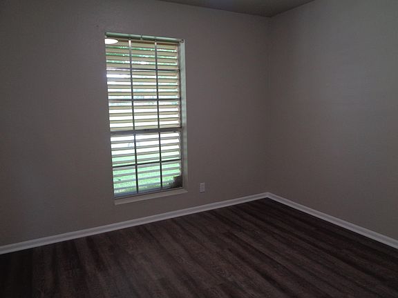 5th image of 208 Crepe Myrtle St