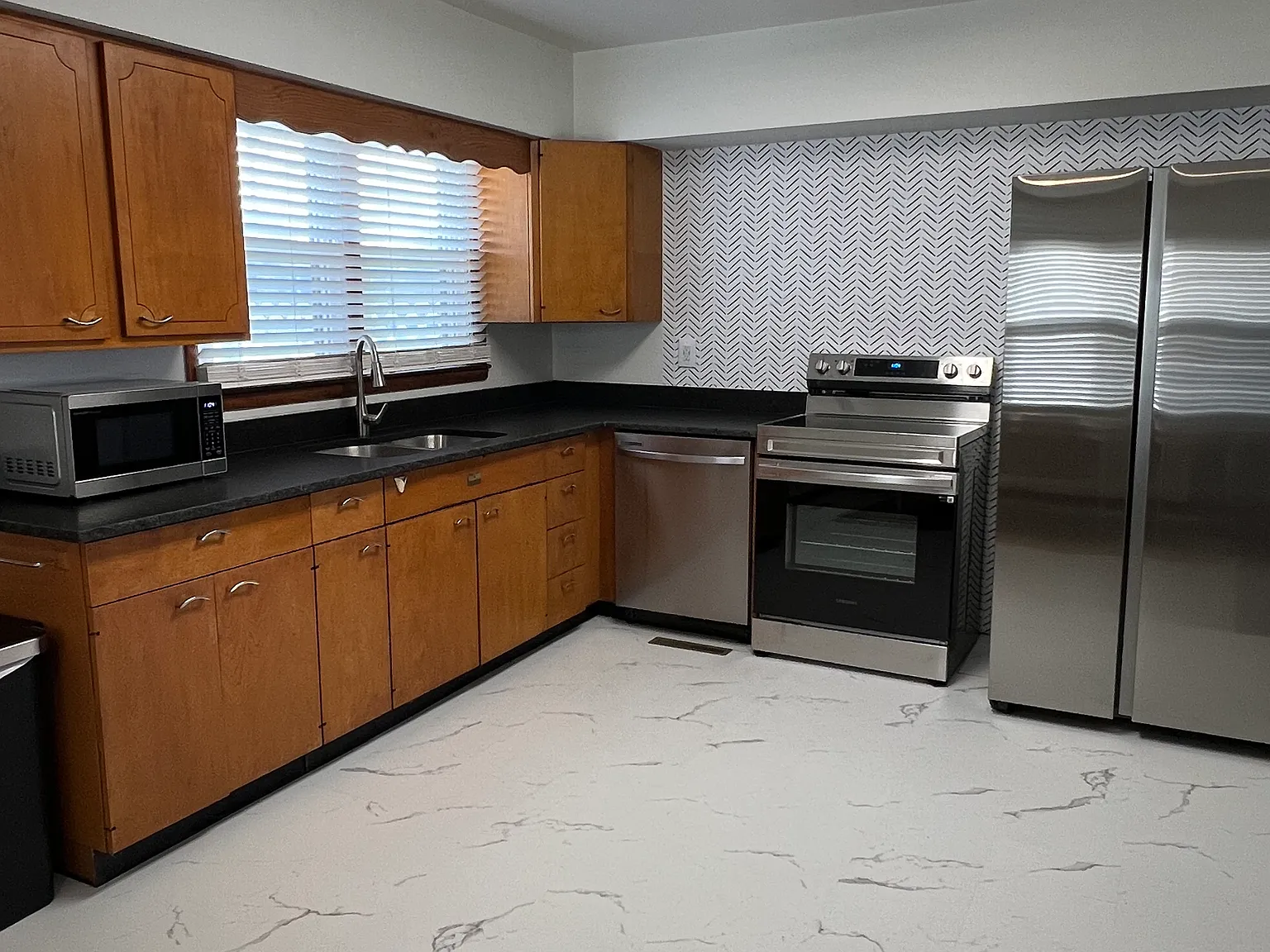 3 bed, 1.5 bath, 1044 sqft, $1,300 — Photo 3