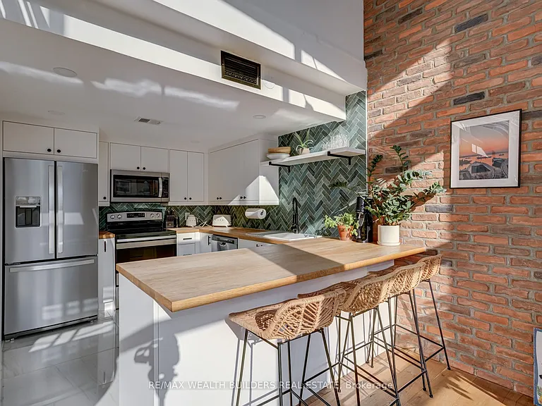 393 King St E #403 — Photo 6