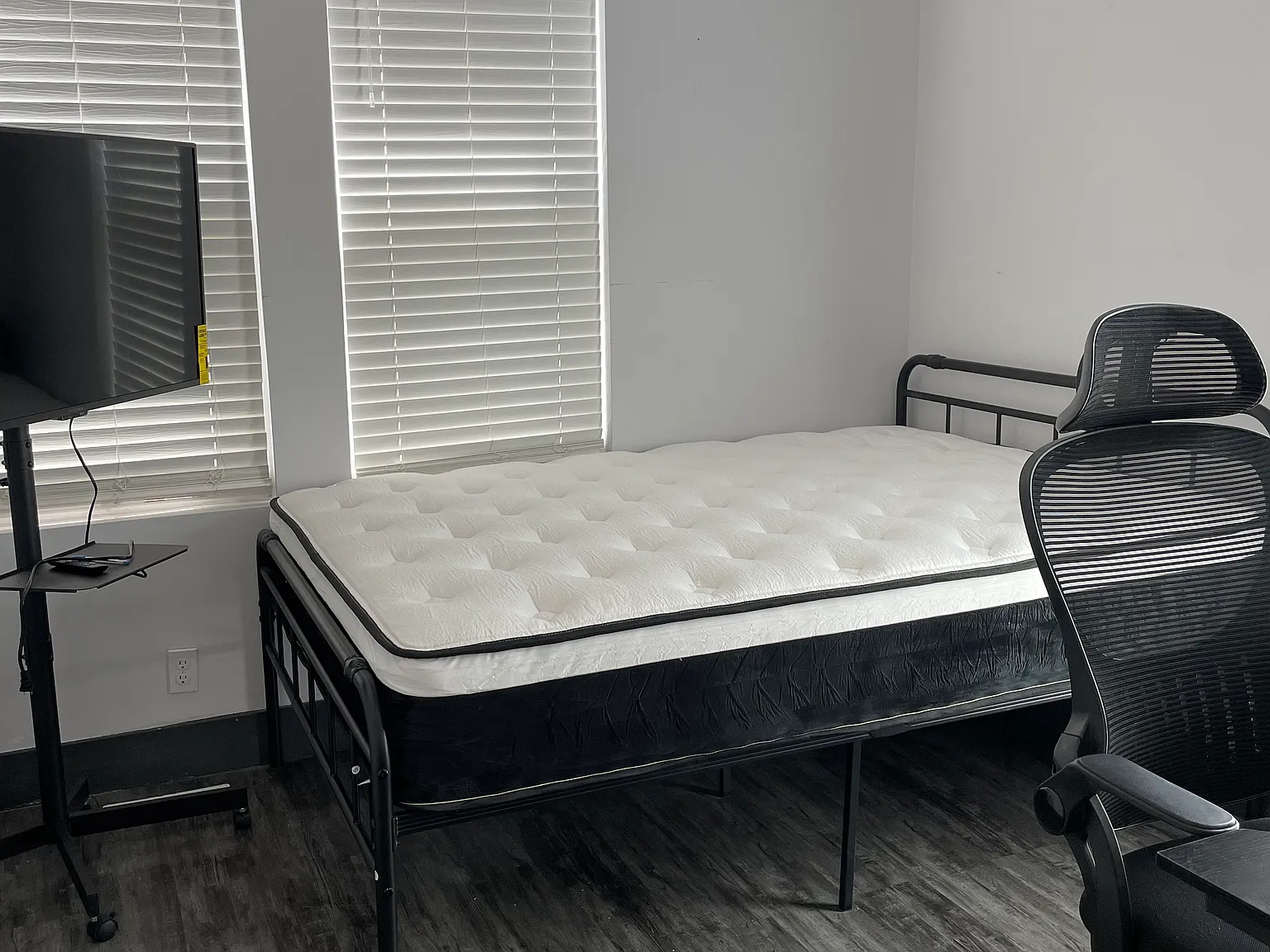 5 bed, 2400 sqft, $750 — Photo 2