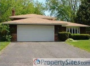 38 Saratoga Dr, Batavia, IL 60510