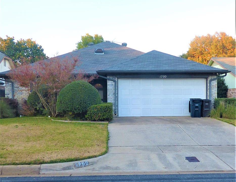 1st image of 1700 Lincolnshire Way