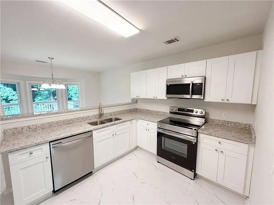 4 bed, 2231 sqft, $2,400 — Photo 2