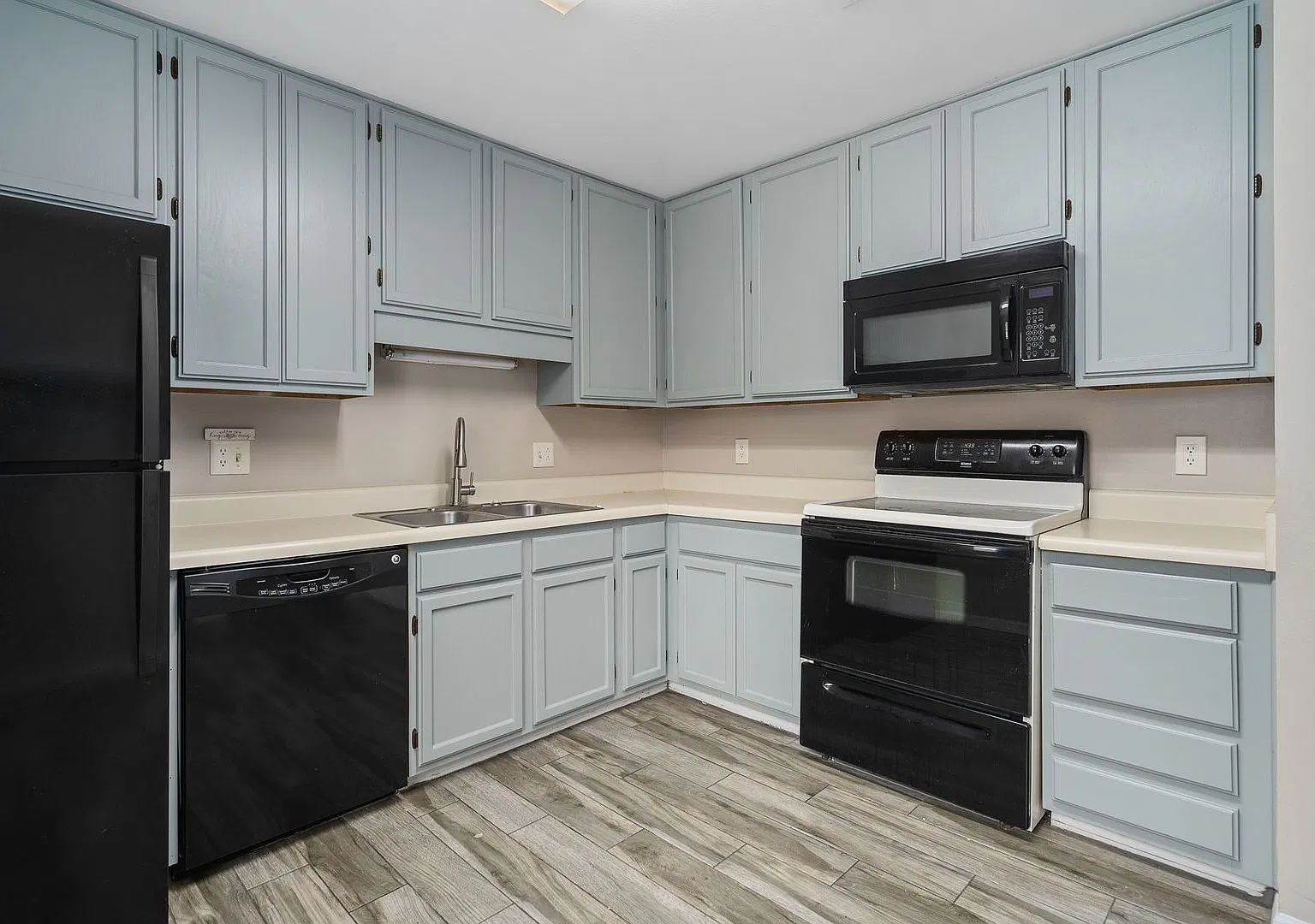 Available Now! Spacious 2 bedroom Condo in Longwood — Photo 3