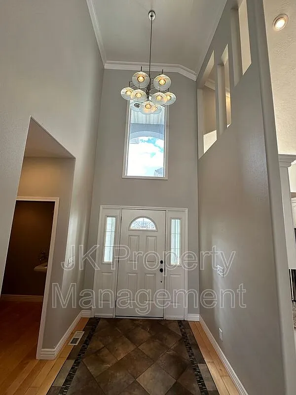 5 bed, 3.5 bath, 3755 sqft, $3,320 — Photo 4
