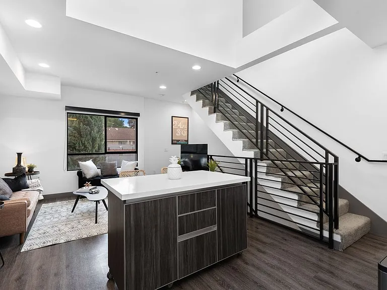 545 N Kenmore Ave — Photo 37