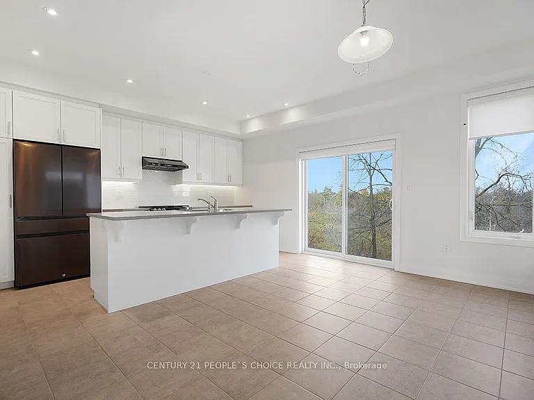 32 Humberstone Dr — Photo 2