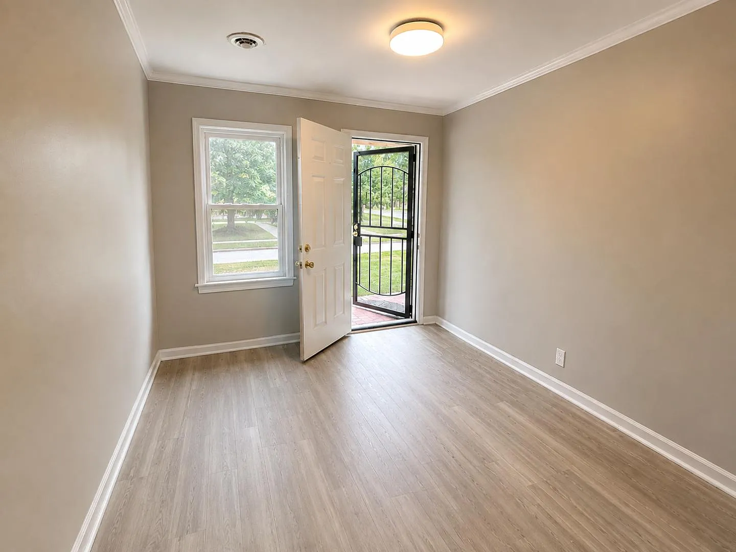 612 W College St - Unit 5 — Photo 2
