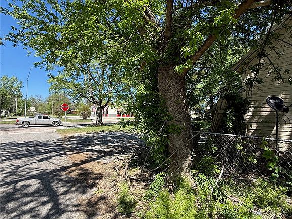 4th image of 1411 W Broadway Ave