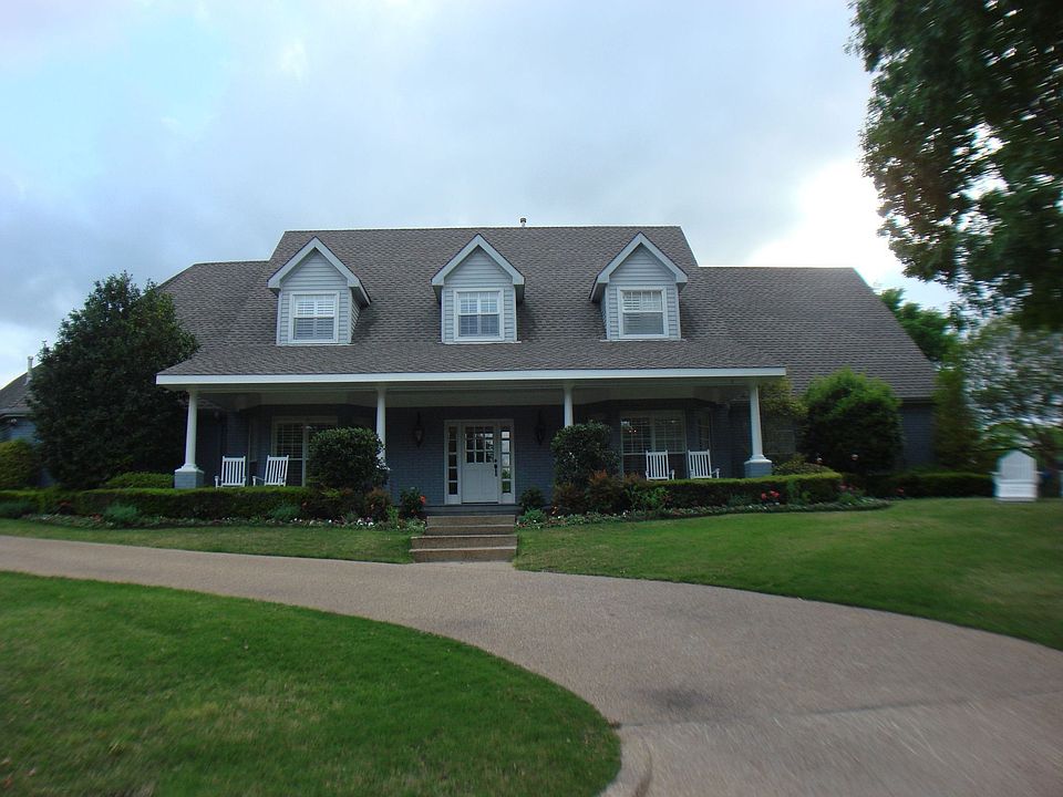 Wide veranda on a cul-de-sac lot.