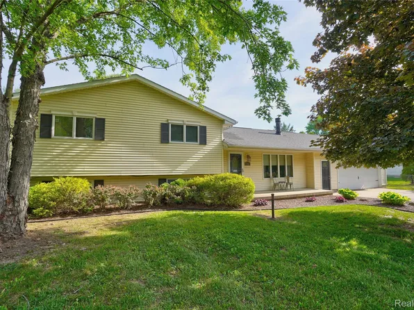 1055 E Hollywood Blvd, Clio, MI 48420