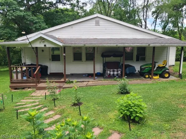 8094 Fohl St SW, Navarre, OH 44662