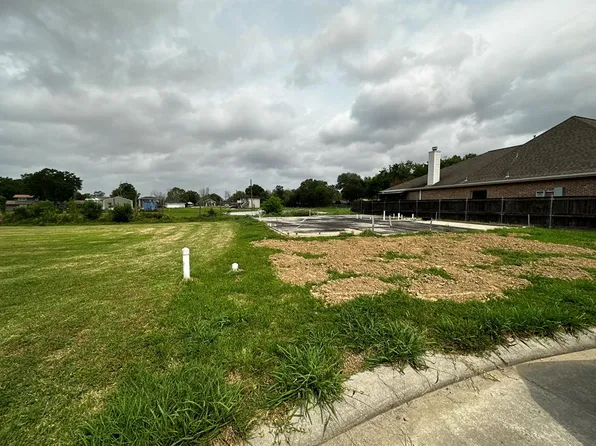 2804 Poydras Ct, Nederland, TX 77627