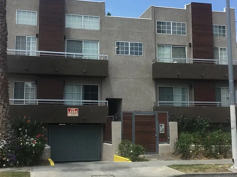 549 S Wilton Pl — Photo 1