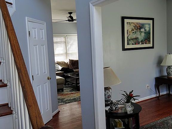 5th image of 404 Silvergrove Dr