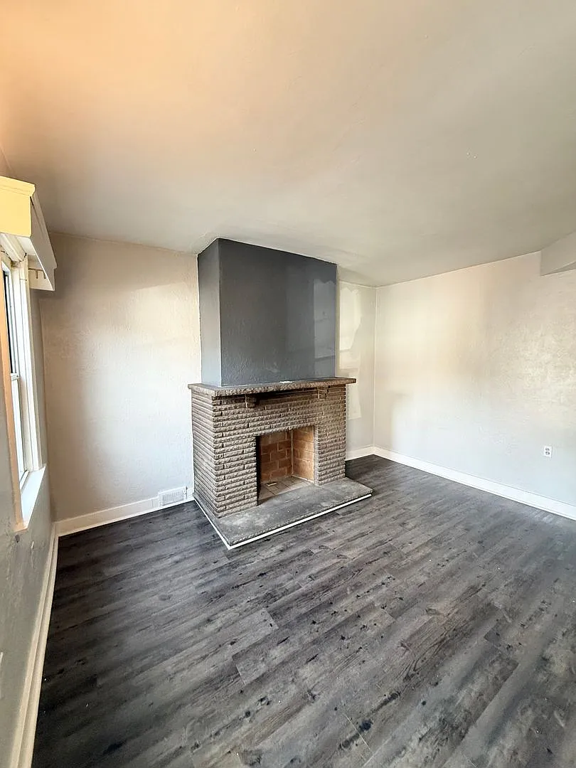 One or 2 bedroom, 1 bathroom home with a den in the heart of Lawrenceville. — Photo 2