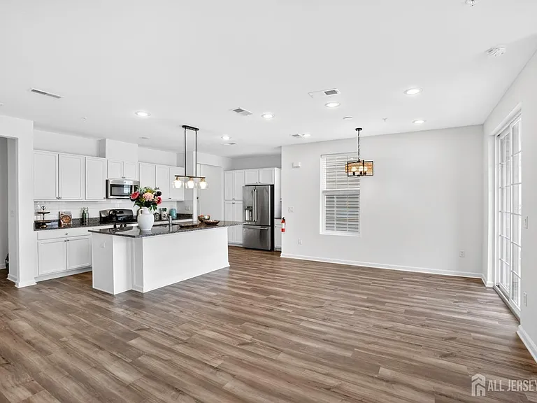 728 Station Rd — Photo 2