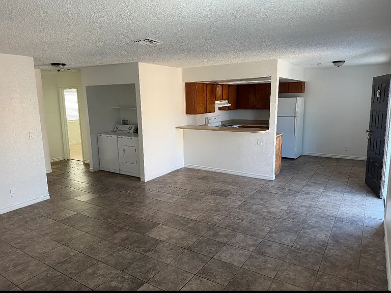 Saturn Ave — Photo 2