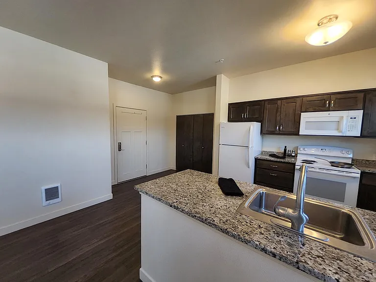 Kitchen & Entry