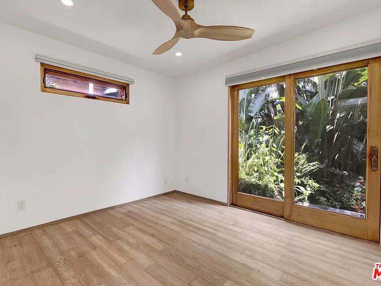 1138 1/2 Poinsettia Pl — Photo 12