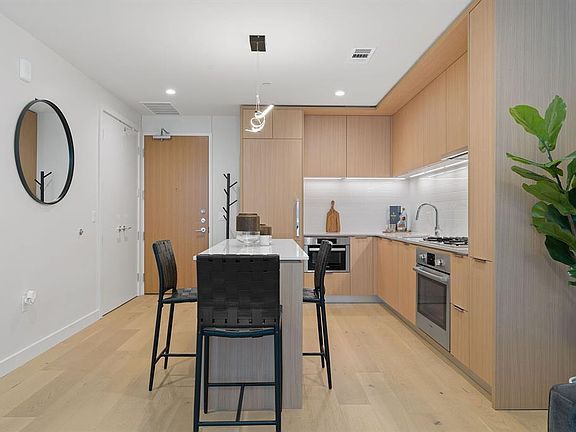 4th image of 44 East Ave #1902