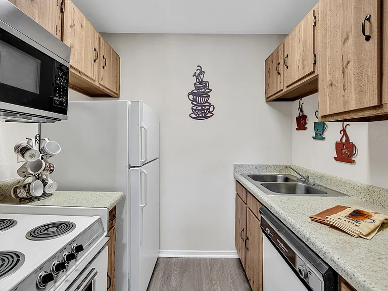 Sunlake Apartments — Photo 43