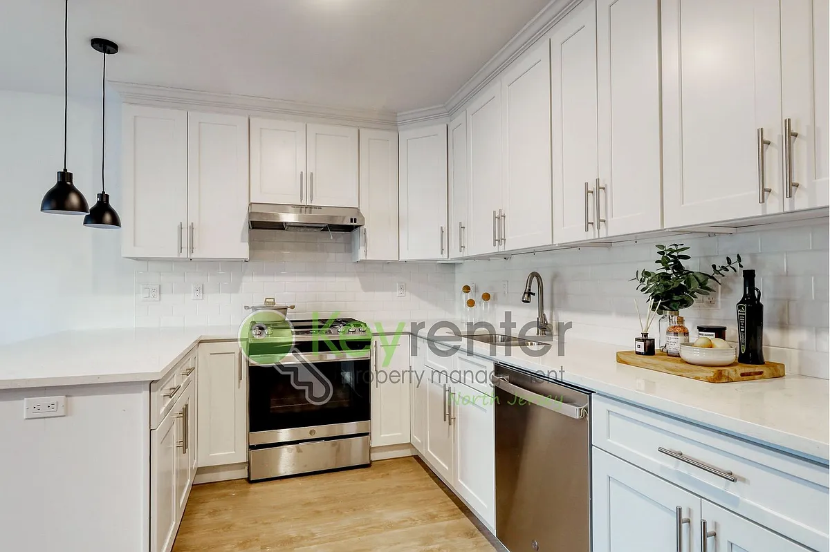 Building Photo - 176 Pennington Ave #16