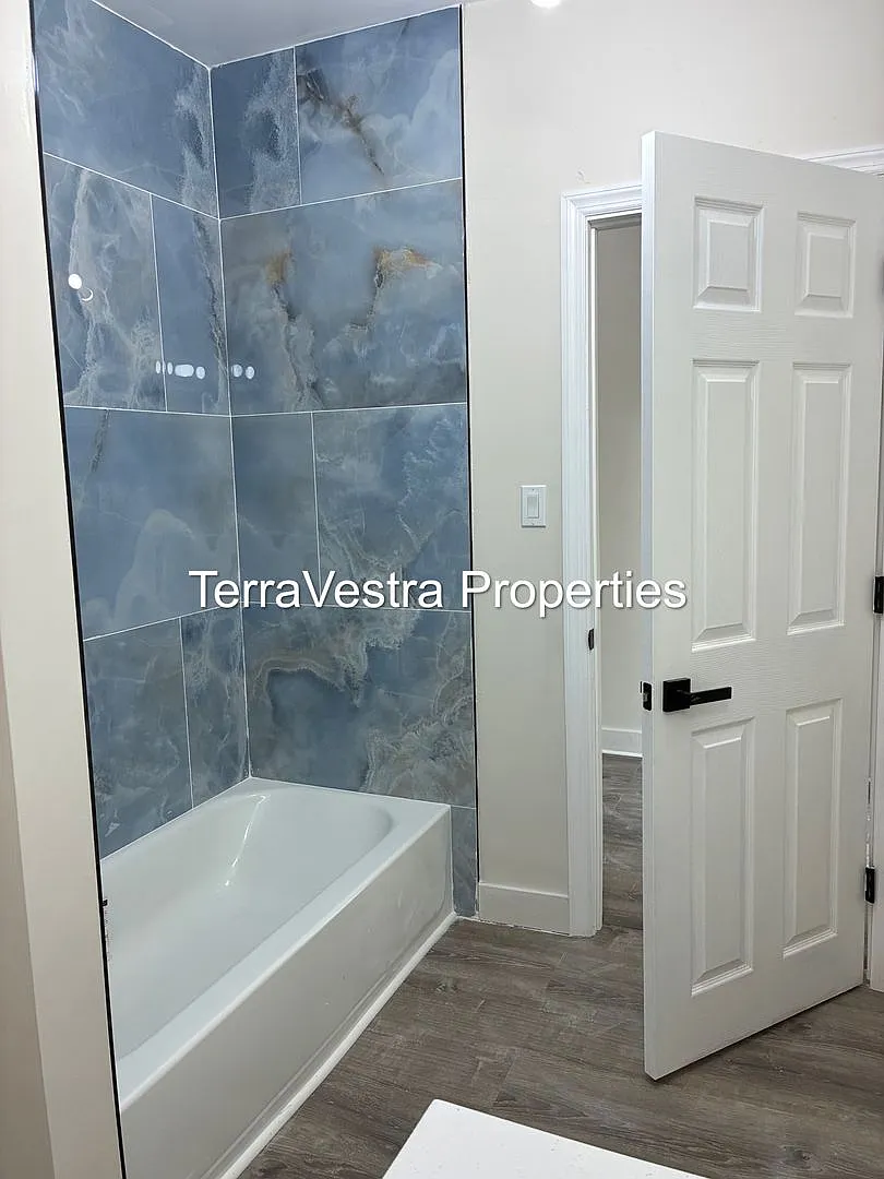 216 E Broadway — Photo 2