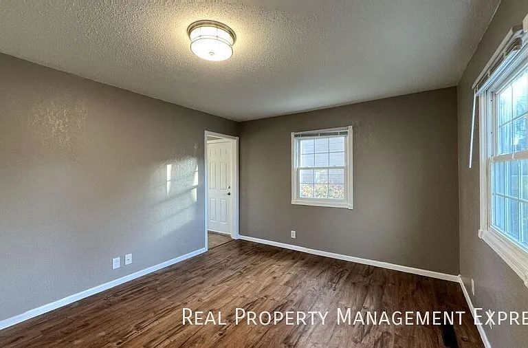808 S Glendale Ave — Photo 5
