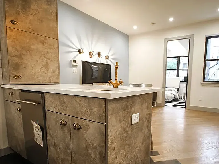 102 Scholes St #3B — Photo 3