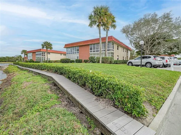 73 Royal Oak Court #207, Vero Beach, FL 32962