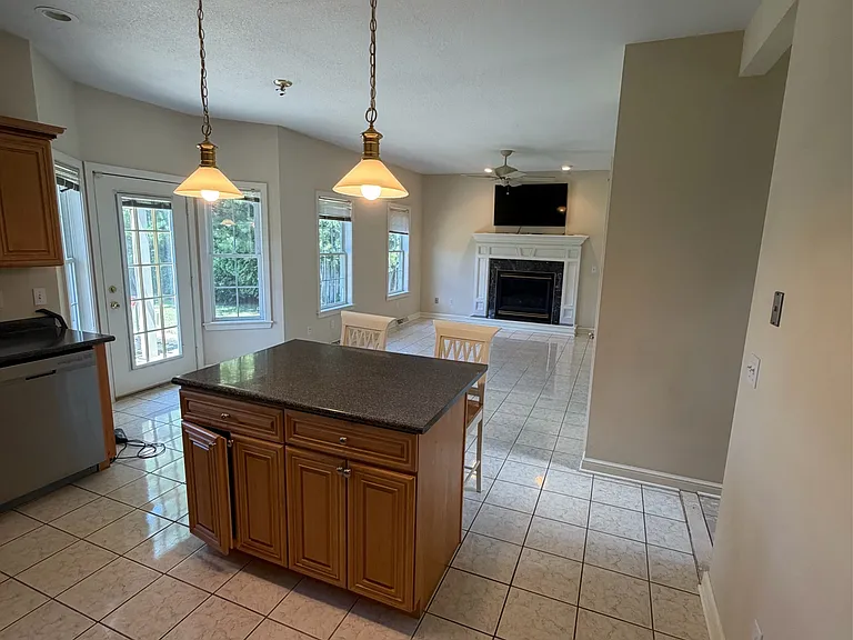 233 S Bayshore Dr — Photo 3