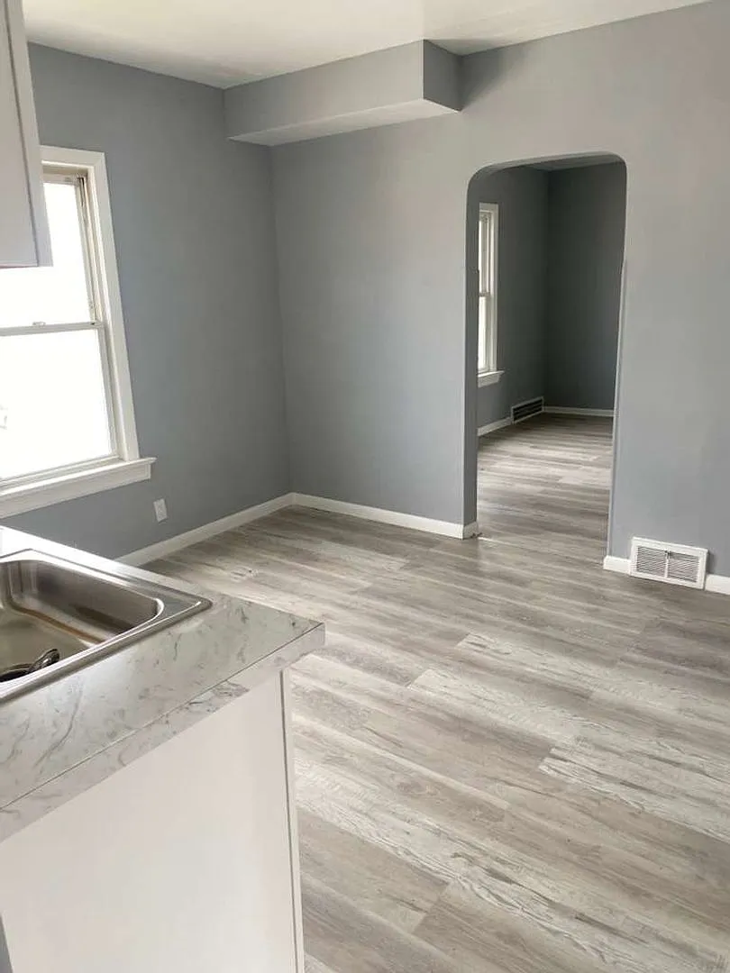792 London Rd — Photo 4