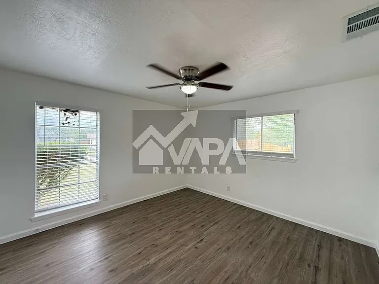 5419 Lake Grove Dr — Photo 14