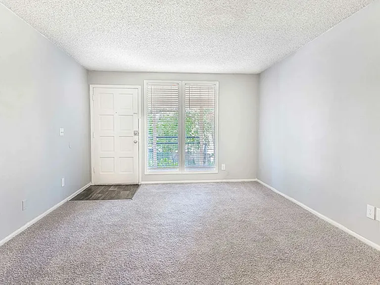 Lakewood Oaks Apartments — Photo 37