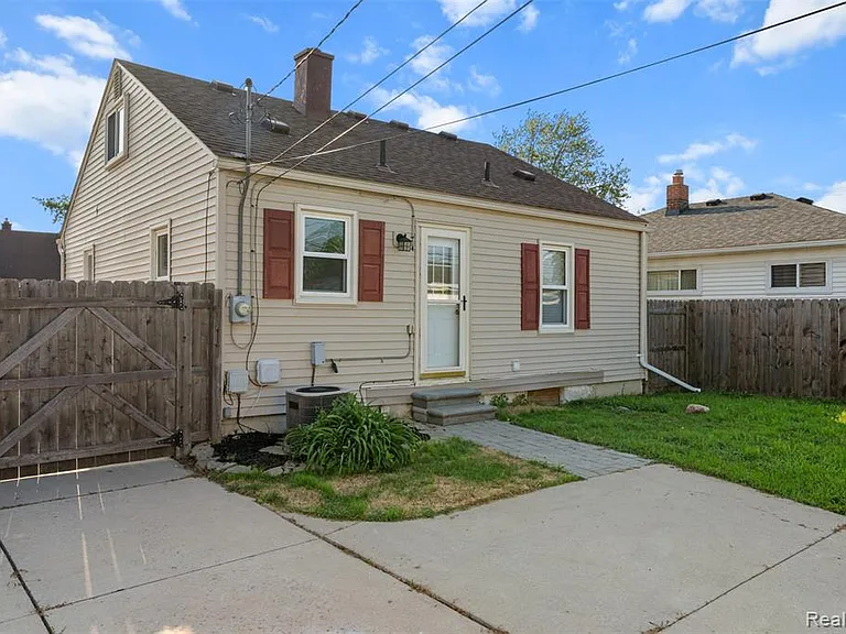 24696 Wilmot Ave — Photo 14