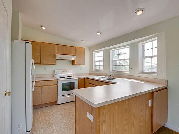 4th image of 630 Barry Ave