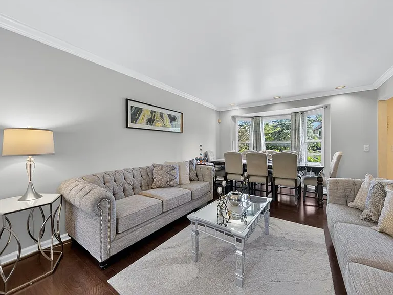 30118 Kingsway Dr — Photo 2