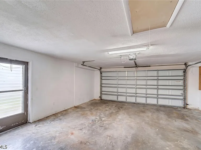 3271 Brooklyn Ave — Photo 34
