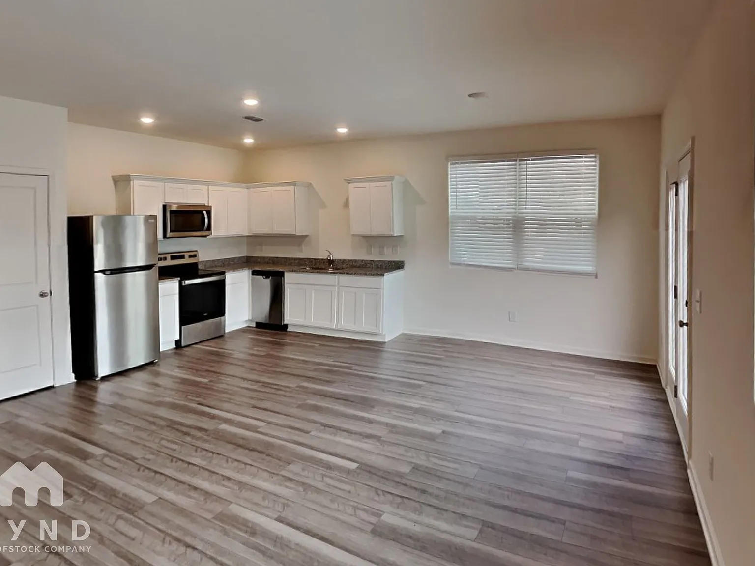 3 bed, 2.5 bath, 1421 sqft, $1,855 — Photo 2