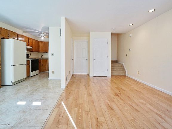 4th image of 385 Maguire Ave