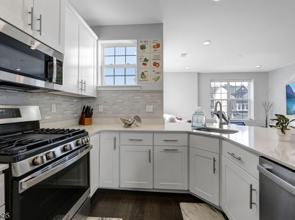 17 Veterans Way, Morris Plains Boro, NJ 07950