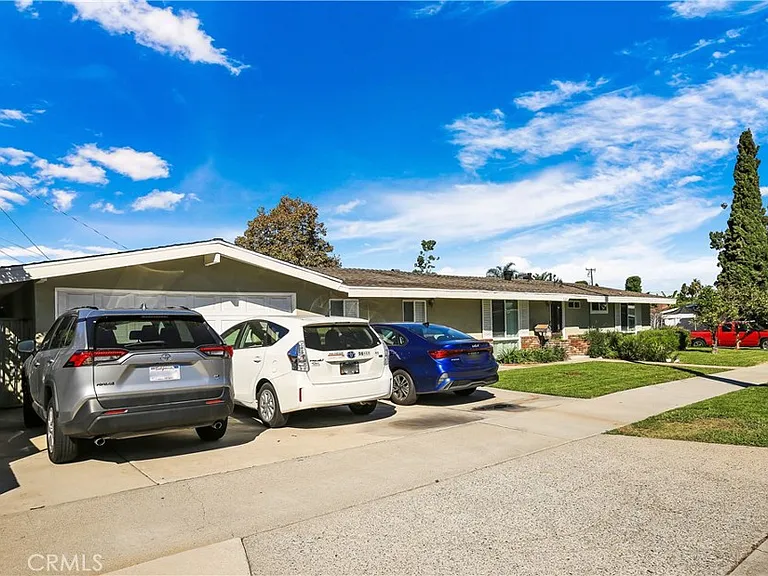 526 N Emerald Dr — Photo 3