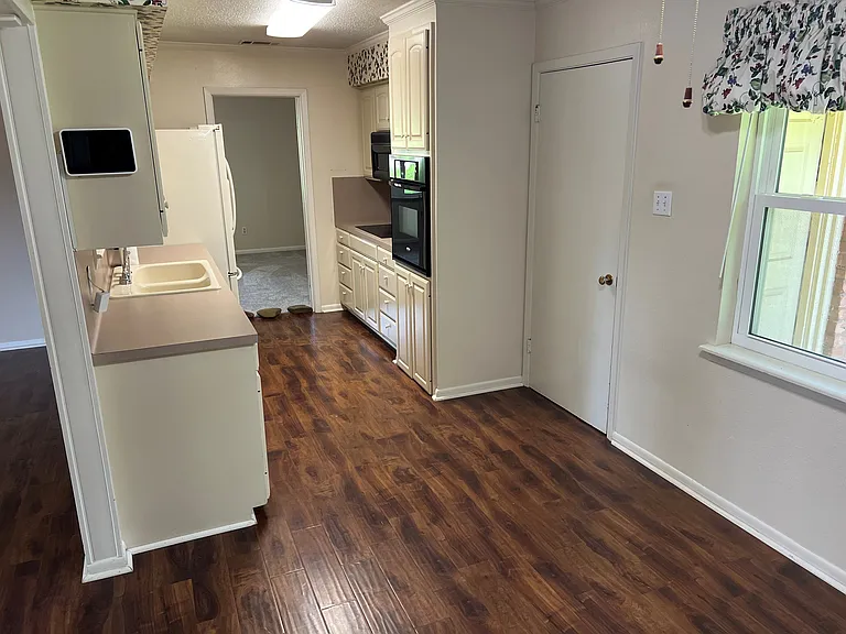 1918 Courtney Dr — Photo 11
