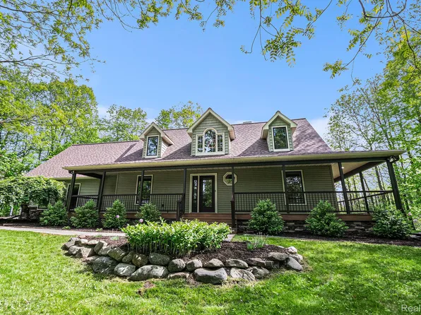 8315 Woodland Cir, Goodrich, MI 48438