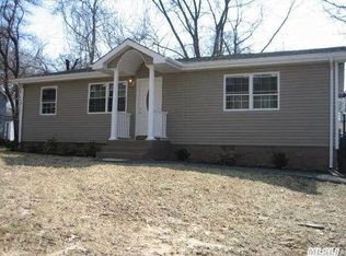 140 Park Ln, Middle Island, NY 11953