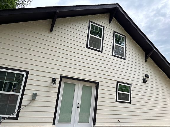2nd image of 701 E Walnut St