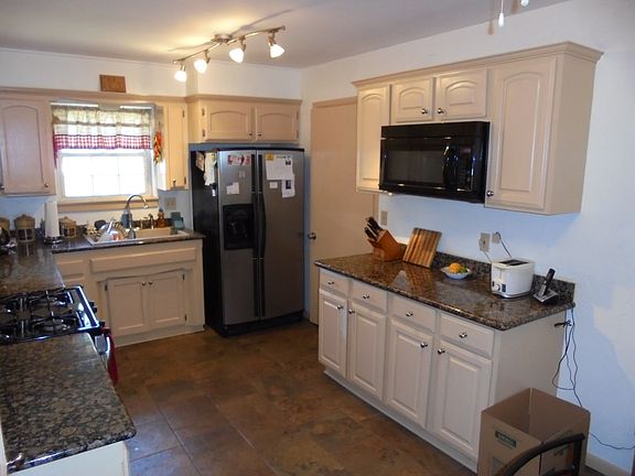 Remodeled Kitchen w/granite