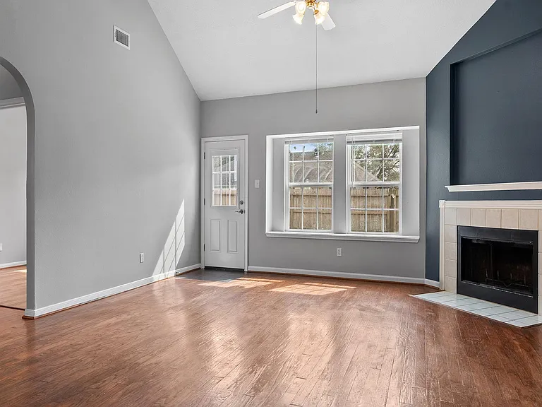 3131 Signal Hill Dr — Photo 4